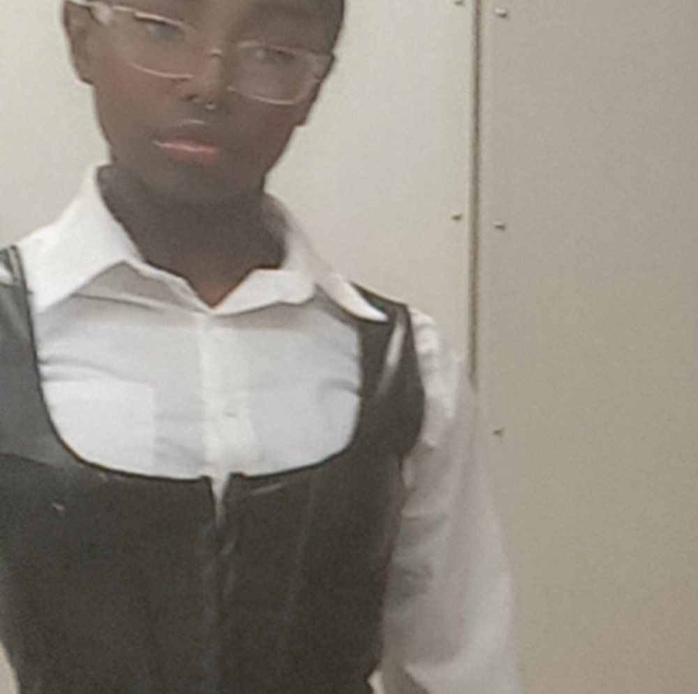 Meet your Posher, Akyra